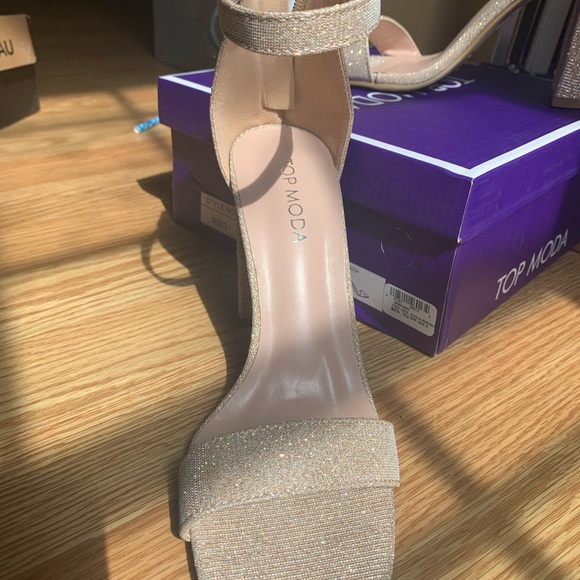 Gold shiny heels - Picture 2 of 3